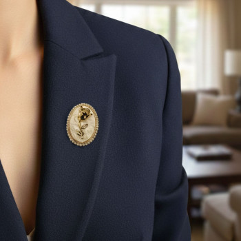 Sedef Zeminli Gül Figürlü İnci Detaylı Broş