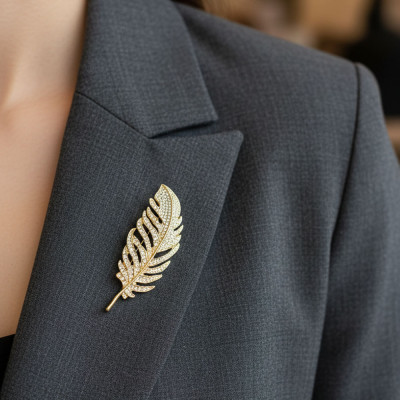 Altın Renk Taşlı Tüy Figürlü Broş