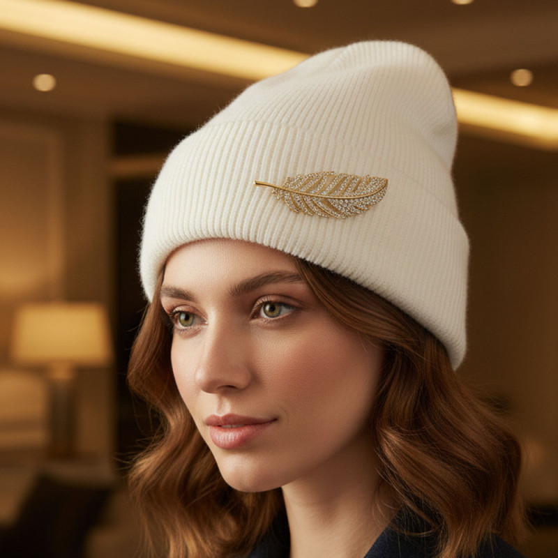 Altın Renk Taşlı Tüy Figürlü Broş