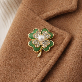 Yeşil Yonca Broş İnci ve Taş Detaylı Şans Sembolü